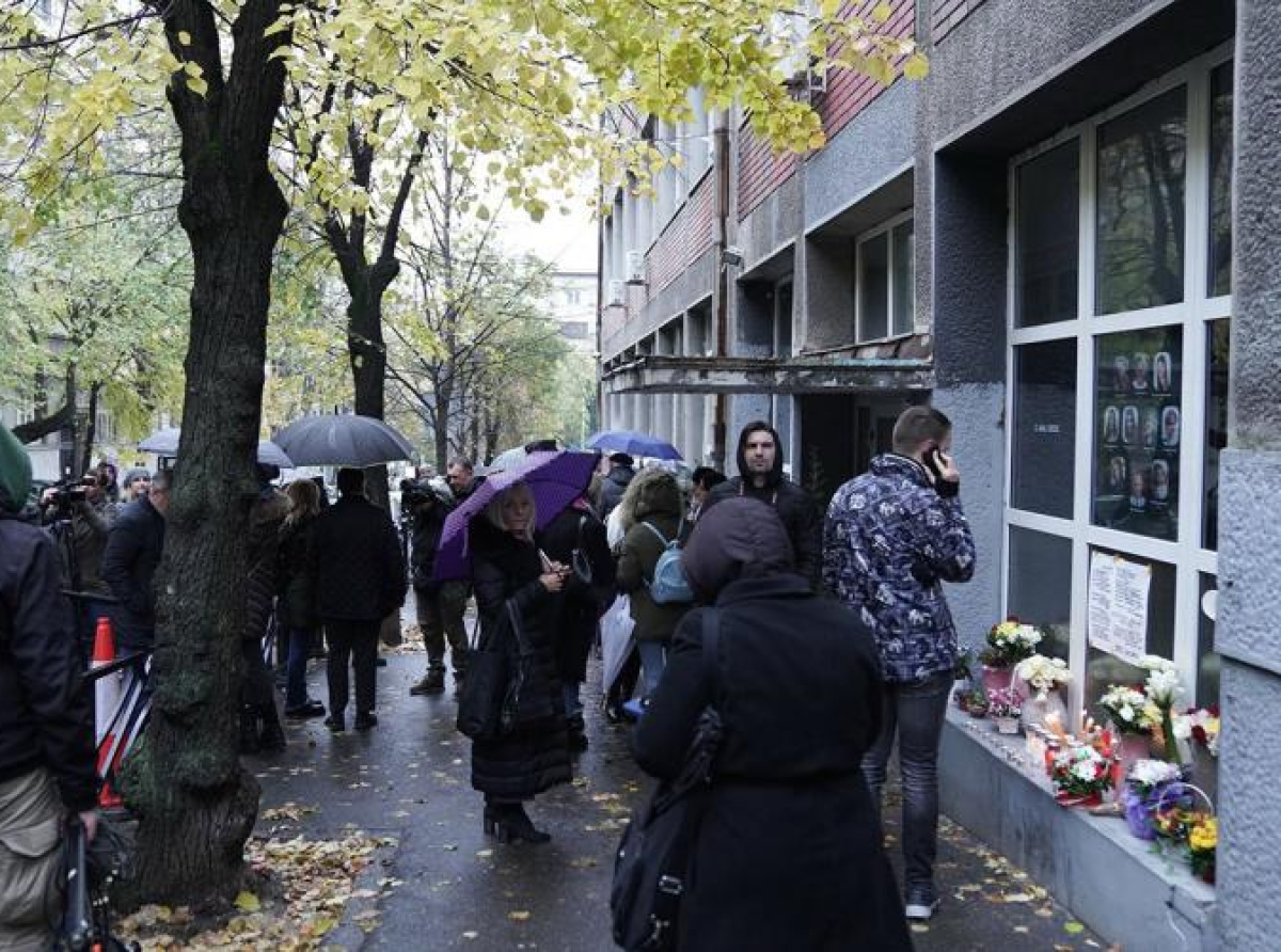 Roditelji ubijene djece u Ribnikaru protestuju ispred škole