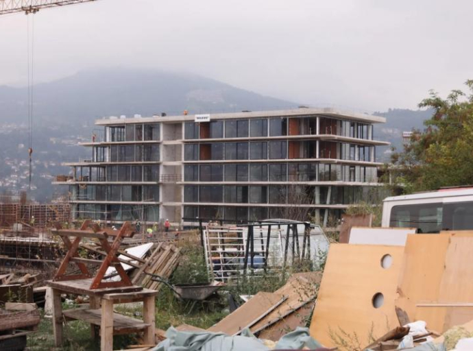 KINESKI ZID NA GORICI: Kako s prozora stana od milion KM gledati romsko naselje bez pitke vode?
