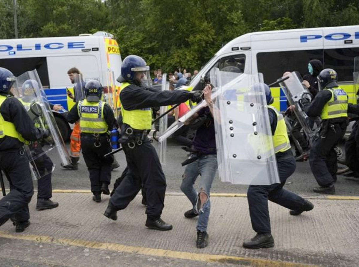 Više od 150 demonstranata uhapšeno u neredima, hitno zasjedanje vladinog tima u Londonu