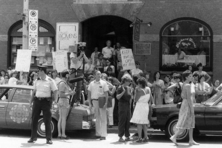 prosvjed ispred klinike u torontu 1983 nakon racije