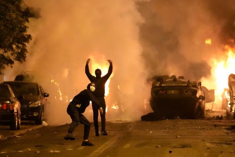 Pariz vatra protesti independent