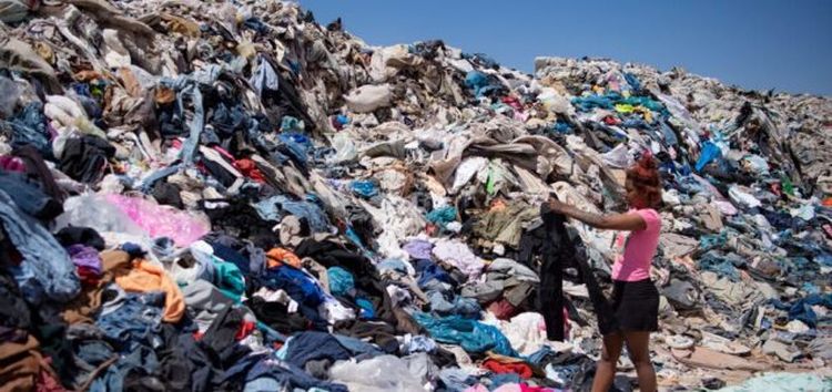 landfill clothes foto Martin Bernett