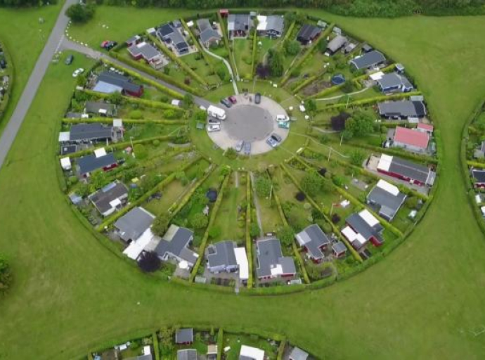Život u krugovima: Neobično selo gdje su stanovnici okrenuti jedni drugima 