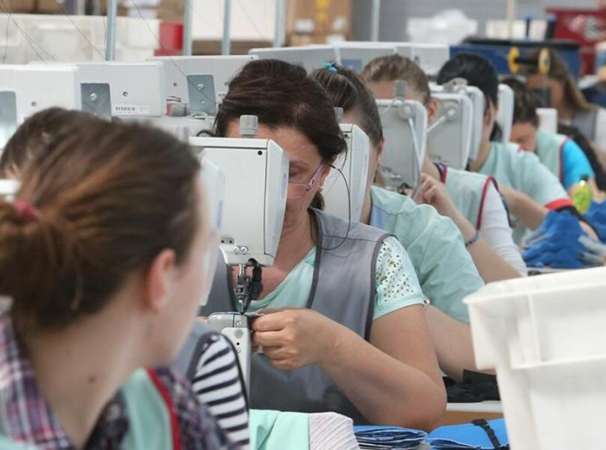Žene rade više, a imaju manje plate i penzije: Zašto radnice i radnici u BiH nisu ravnopravni i ko češće radi za minimalac