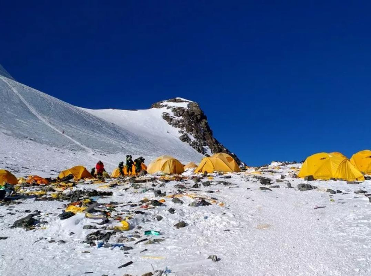 Najviši kamp Mont Everesta prepun je smrznutog smeća čije će čišćenje trajati godinama