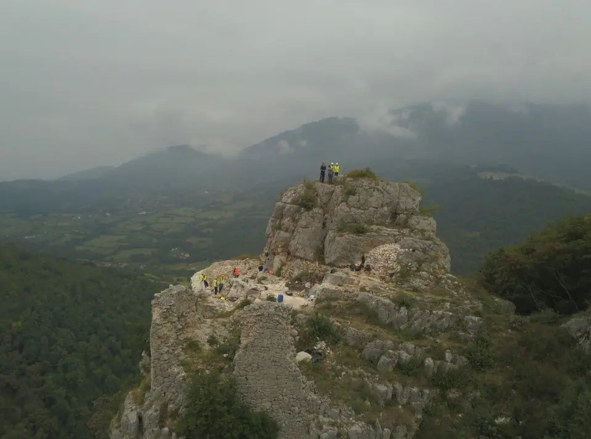 Veliko otkriće u BiH: Arheolozi otkrili dvorac na liticama iznad Sane!