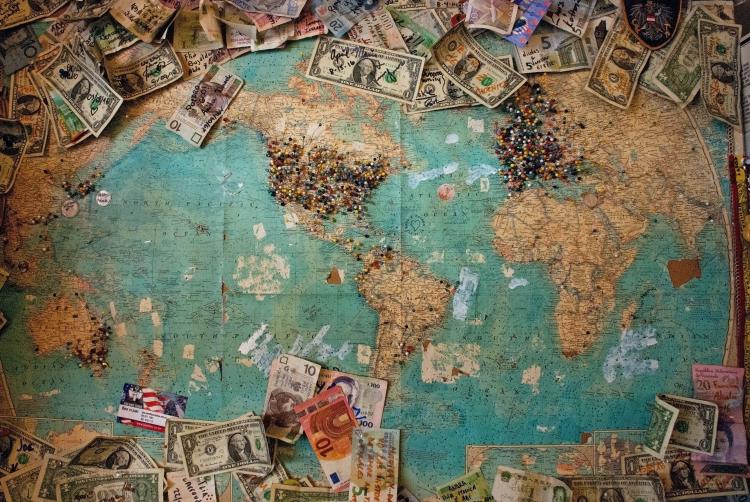 karta svijeta novac foto Christine Roy