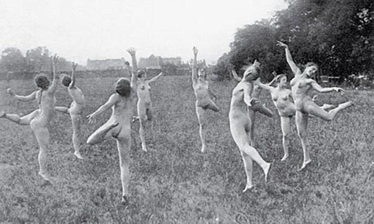 Women dancing naked in a 007
