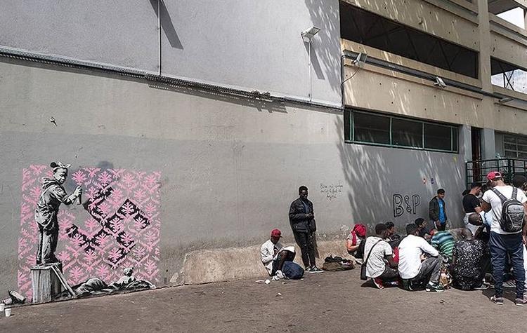 banksy se raspistoljio u parizu murali za prava migranata i podsjecanje na 68 6780 9014