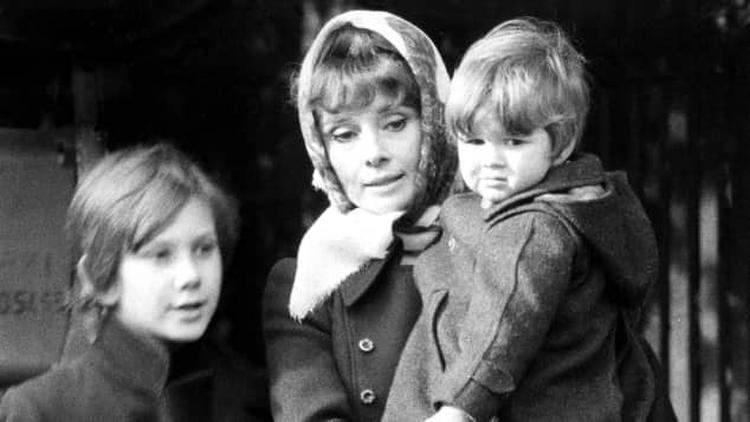 Audrey Hepburn und ihre Söhne Luca links und Sean rechts fktu973hnx