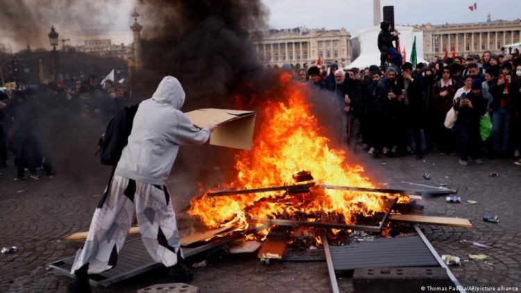 vlada francuske ne odustaje uprkos protestima