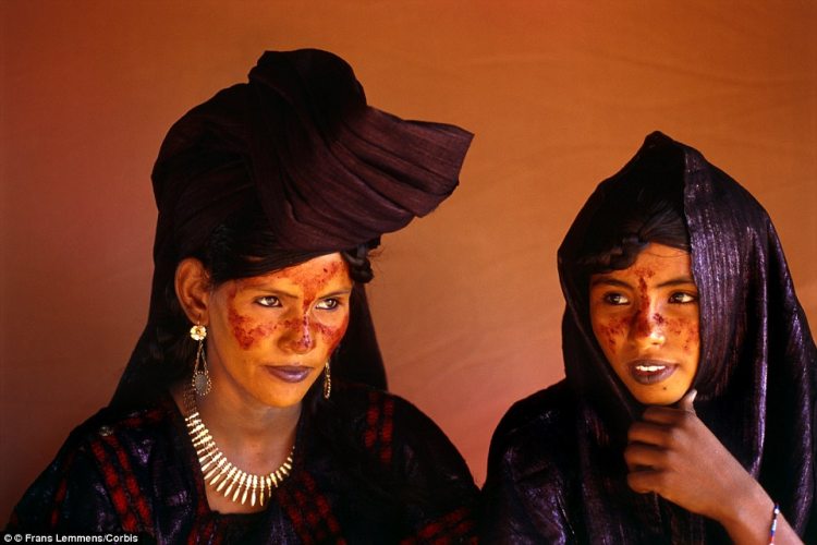 Class system Tuareg women pictured in Niger The Tuareg are divid a 11 1435129466227