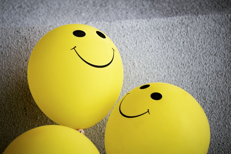 sreća osmije baloni foto Tim Mossholder unsplash