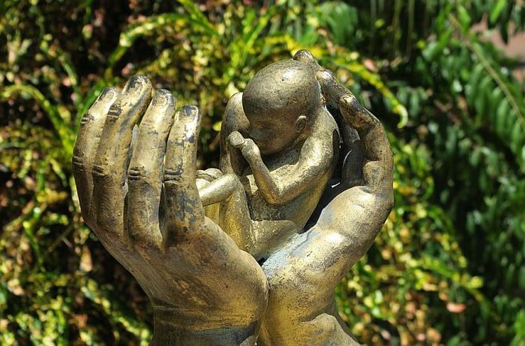 dete majka ruke pixabay