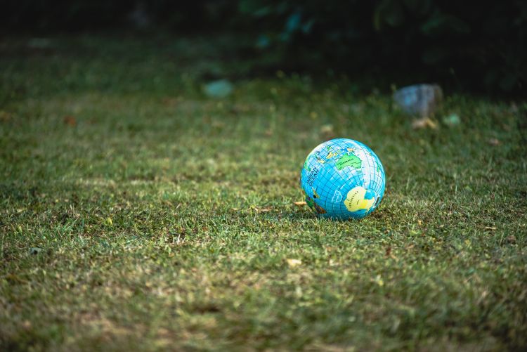 planeta zemlja globus travnjak foto Guillaume de Germain