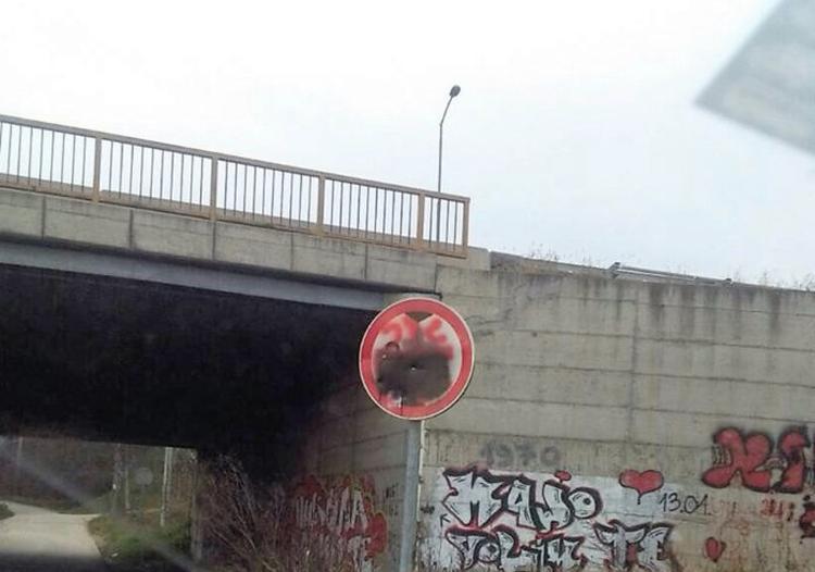 saobracajni znak 696x488