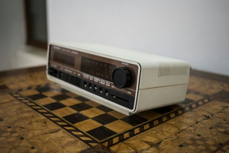Veče uz radio: Kako je Jugoslavija slušala rokenrol