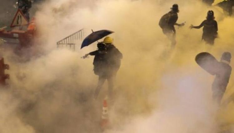 demonstracije u hongkongu ne jenjavaju na zgradi policije razbijena stakla hong kong demonstracije 5d46f8d196363