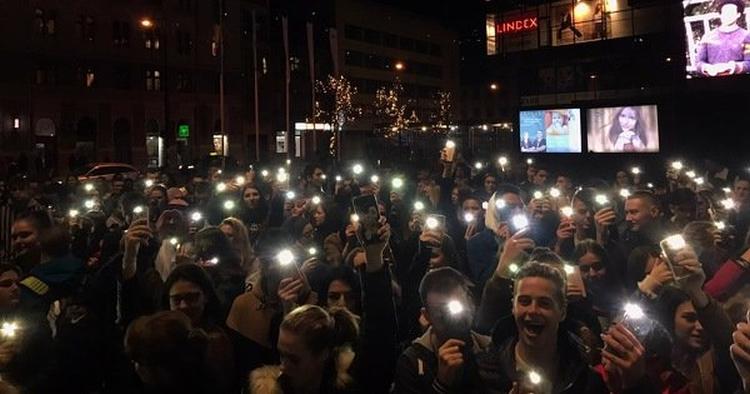 srednjoskolci u centru sarajeva upalili svjetla i porucili dosta nam je mraka