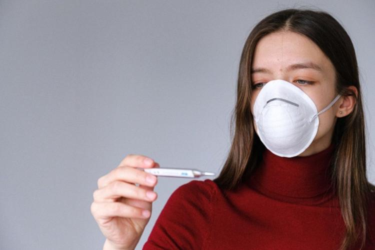 temperatura toplomjer bolest maska zaraznebolesti pexels