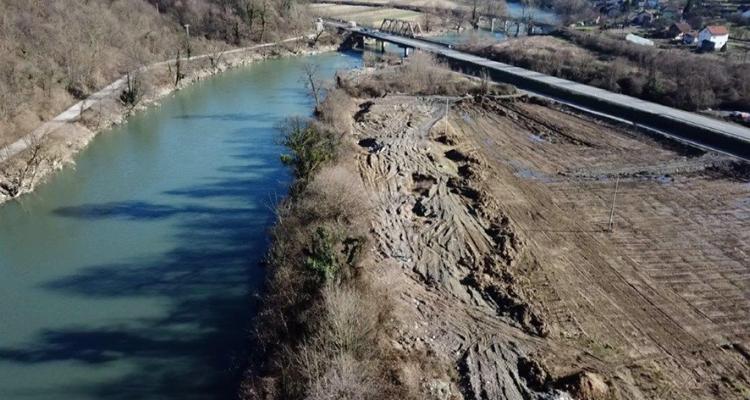 Tragovi sljuncarenja u općini Žepče kod mosta u Želeči