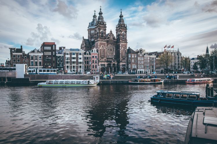 amsterdam holandija foto tim trad unsplash