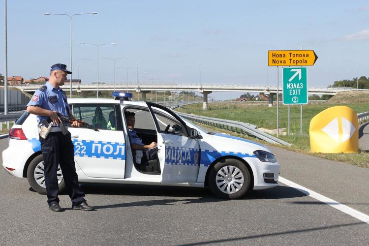 policija auto put foto arhiva