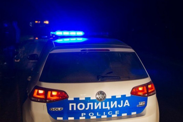 policija auto noć