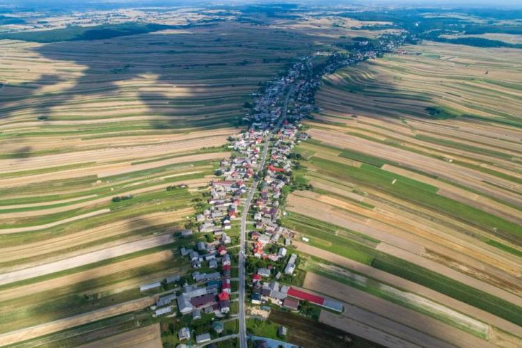 Svi stanovnici ovog mjesta žive u jednoj ulici: Duga je 9 km i u njoj se nalaze bolnice, škole, kuće i zamak