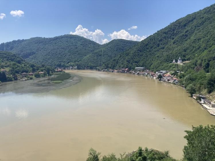 Glas iz jedne, novac iz obe države – Kako dvojno državljanstvo oblikuje izborne procese u Zvorniku i Malom Zvorniku