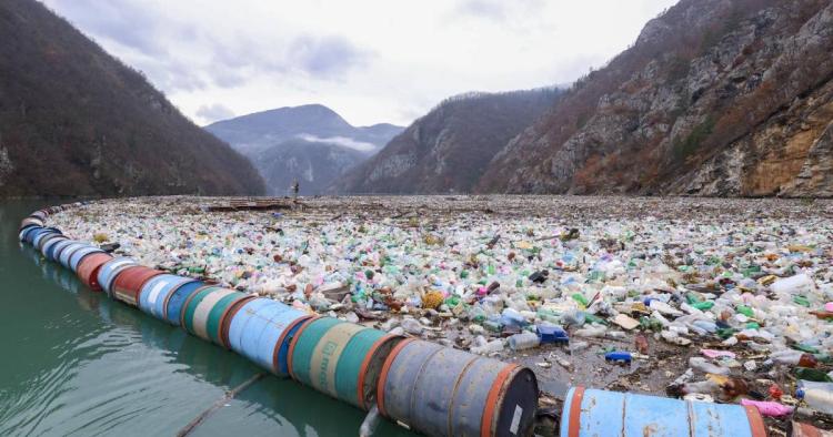 Plutajuća deponija na Drini ugrožava zdravlje