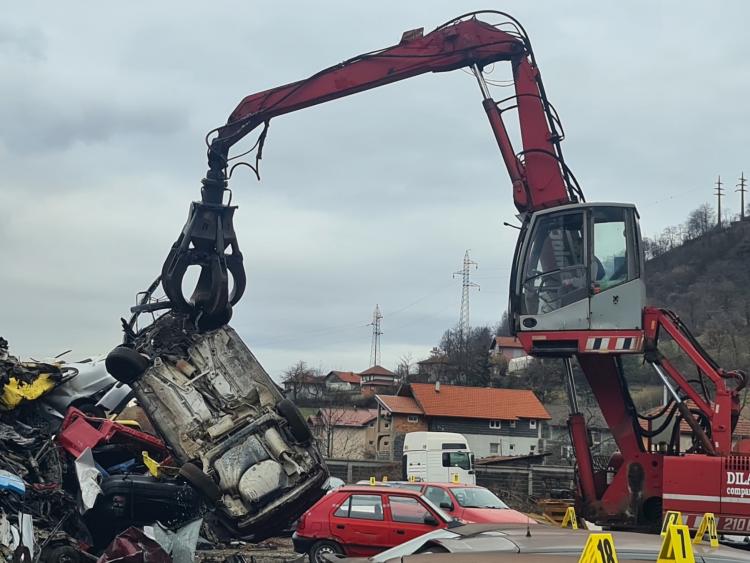 Zenica: Uništeno 25 vozila koja su oduzeta od prekršilaca saobraćajnih propisa