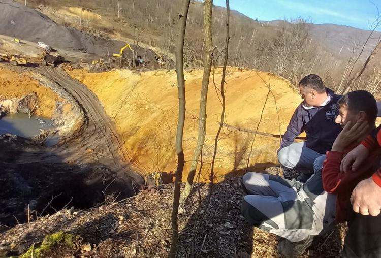 Mještani Bistrice sjede na rubu litice i tijelima pokušavaju da zaštite svoju zemlju