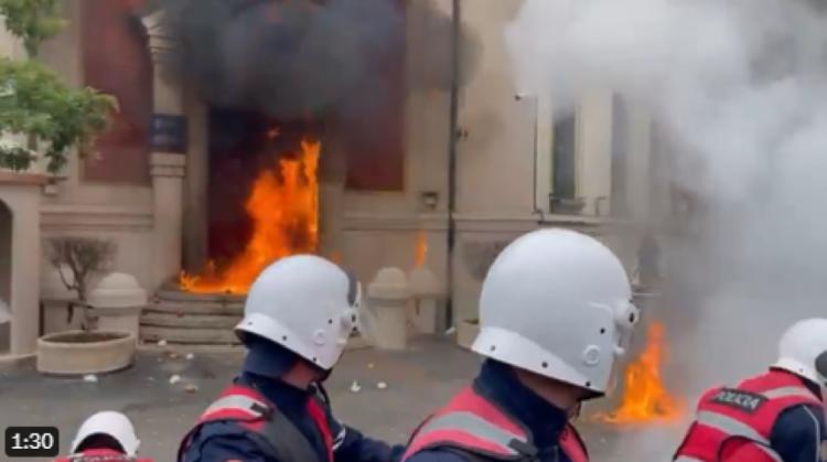 Protesti opozicije u Tirani: Gorjele zgrade