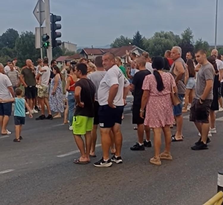 Mještani banjalučkog naselja blokirali put: “Hoćemo vodu”