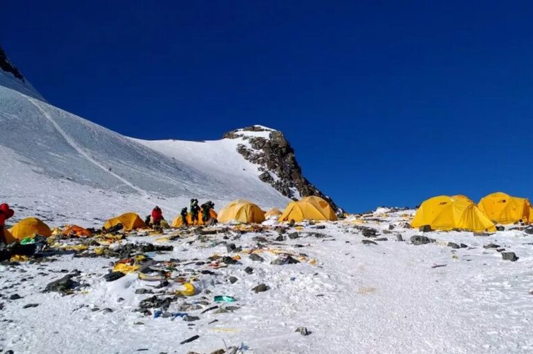 Najviši kamp Mont Everesta prepun je smrznutog smeća čije će čišćenje trajati godinama