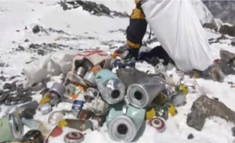 Najviši kamp Mont Everesta prepun je smrznutog smeća čije će čišćenje trajati godinama