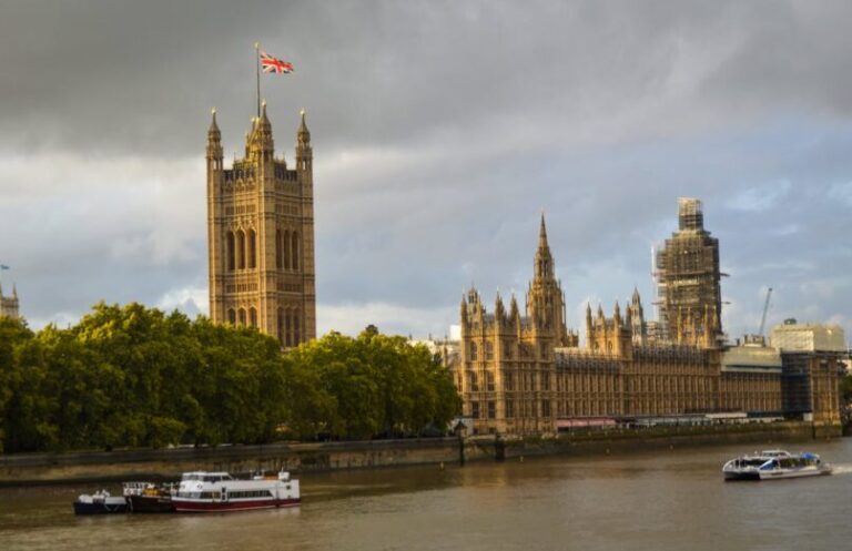 Nakon ubistva troje dece: Britanija se ne smiruje