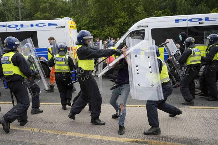 Više od 150 demonstranata uhapšeno u neredima, hitno zasjedanje vladinog tima u Londonu