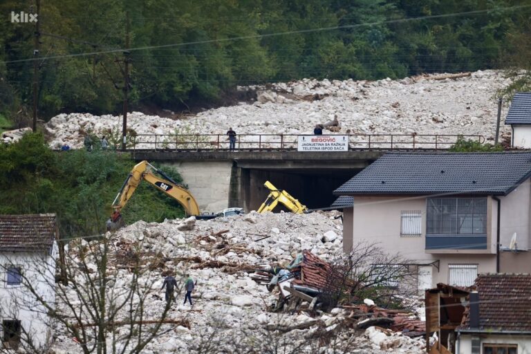 Donja Jablanica dan nakon katastrofe: Bageri uklanjaju kamenje kako bi spasioci tragali za nestalima