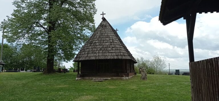 Krajiške crkve brvnare i stari hrast