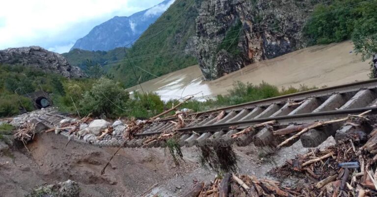 Jak udar na bh. privredu: Štete milionske, obnova oštećene pruge trajat će mjesecima