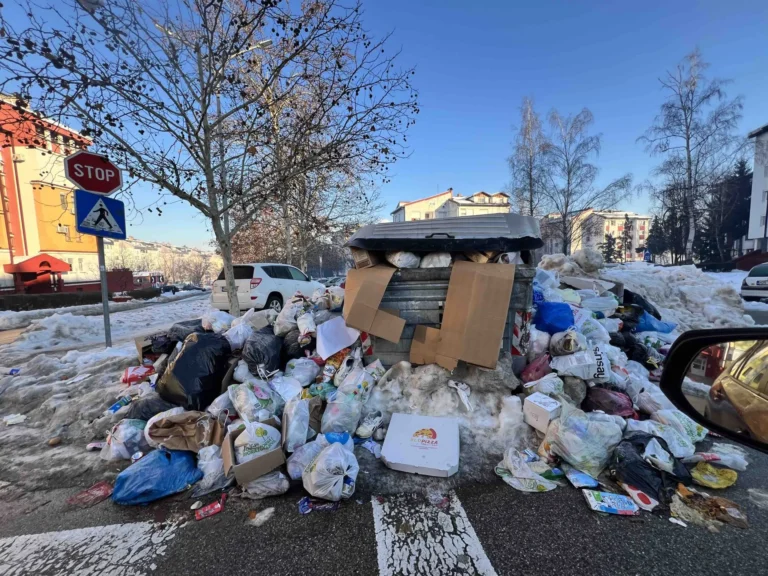 Otpad i dalje na ulicama Banjaluke, nadležni se ne mogu ni sastati