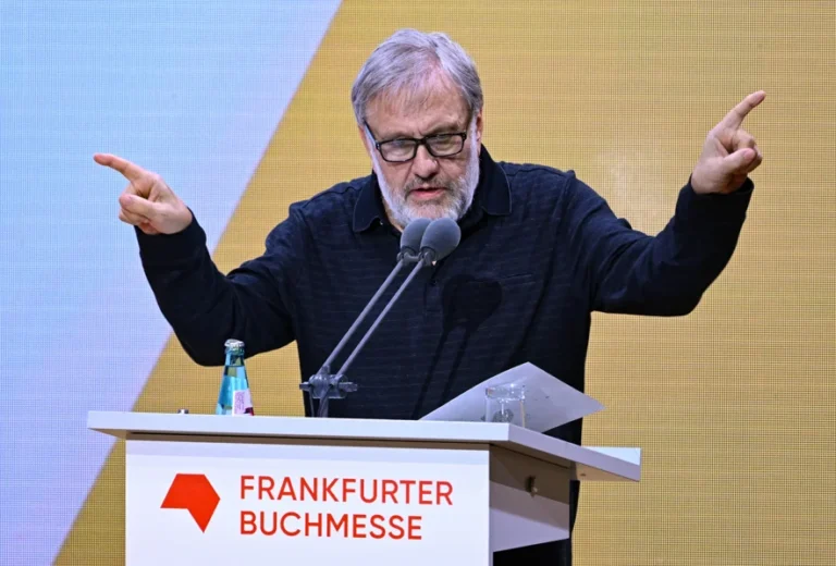 Žižek: „Protesti u Srbiji nisu obojena revolucija“: