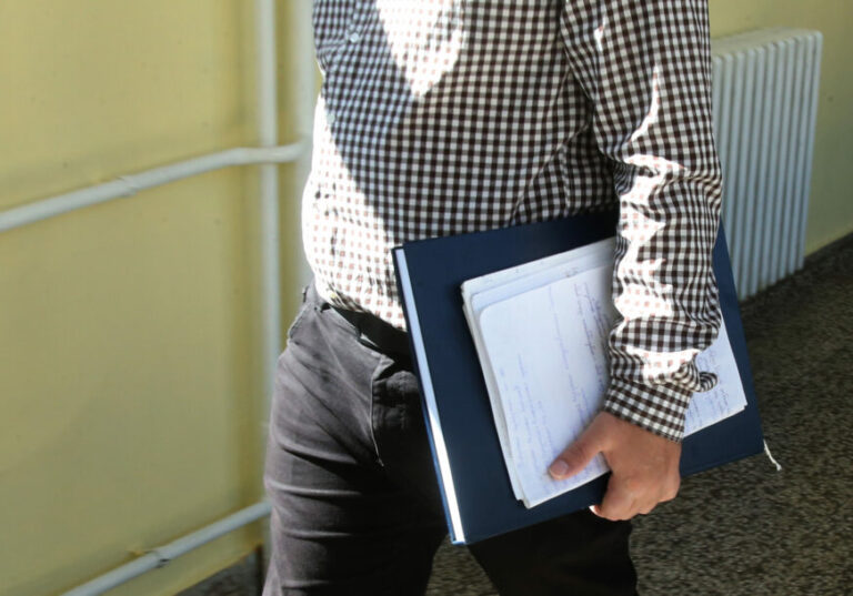 Profesor iz Kneževa osuđen na godinu i 11 mjeseci zatvora za polnu zloupotrebu učenica