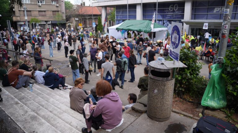 Studenti nastavili da blokiraju zgradu Radio-televizije Srbije