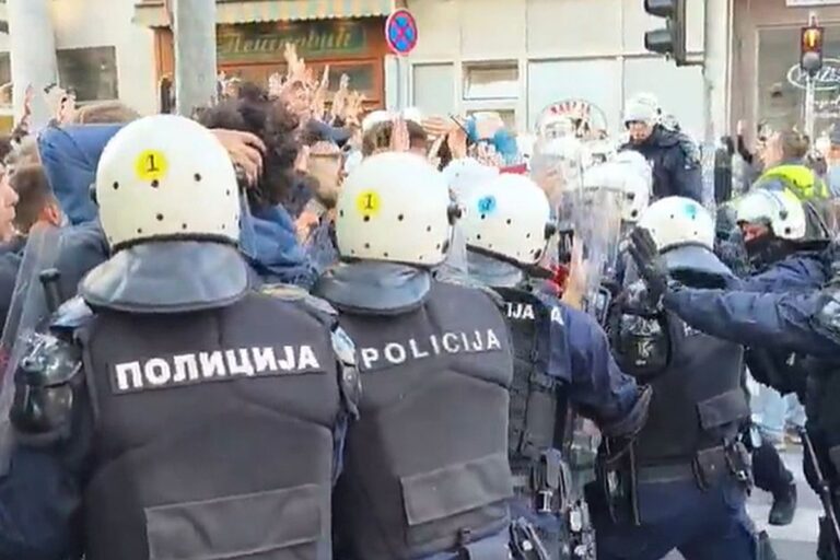 Žandarmerija u opremi za demonstracije pokušala da potisne studente od RTS-a