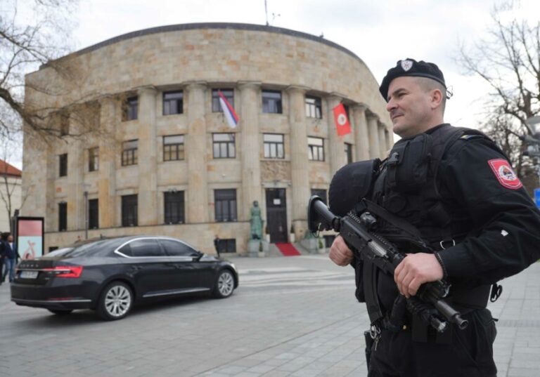 Ko sve u RS ima manju platu od policajca: Bolje pendrek nego doktorat!?