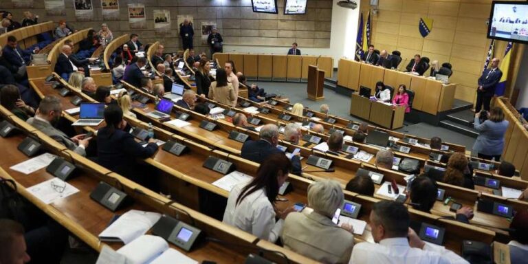 Usvojen Zakon o doprinosima u FBiH: Zbirna stopa smanjena za 13,25%