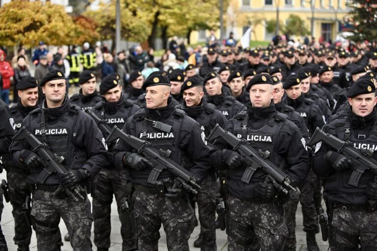 Drame u Teočaku: Muškarac ranio policajca pa otvorio vatru na specijalce MUP-a